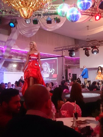 Nederlands kostuum gemaakt van Satijn, bewerkt met Tulpjes en pailletjes