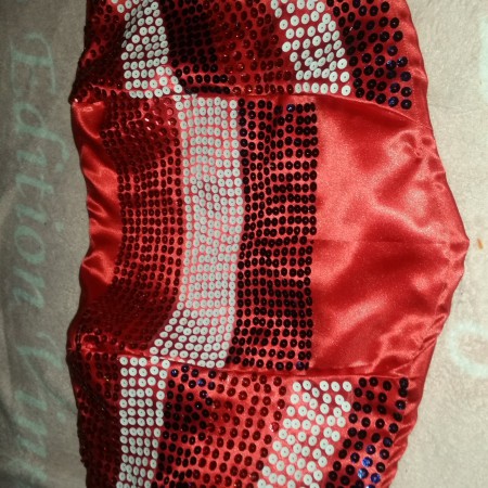 Korset gemaakt van rood Satijn en bewerkt met pailletjes